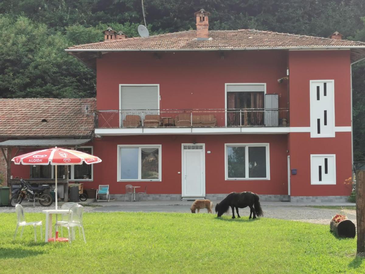 The Horse Hotel Pogno Exterior foto